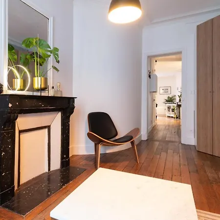 Charming Spacious Near Republic