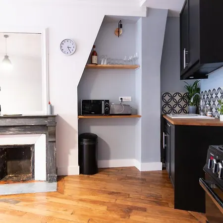 Charming Spacious Near Republic