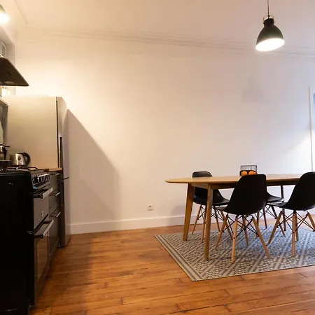 Charming Spacious Near Republic